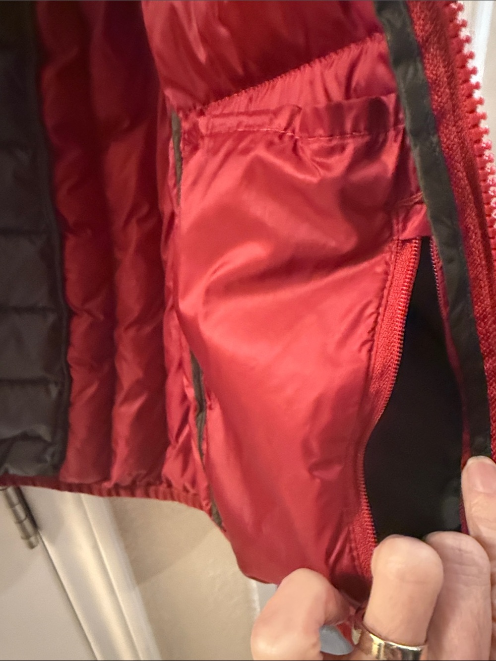 Tumi Packable Women's Red Quilted Puffer - Picture 4 of 8